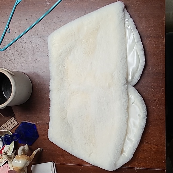 Faux fur shawl - Picture 4 of 5